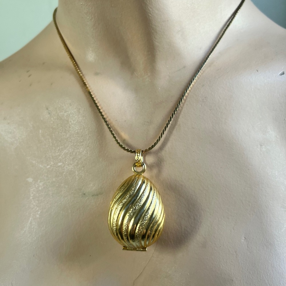 Vintage 1968 Avon Golden Charmer Egg Swirl Locket